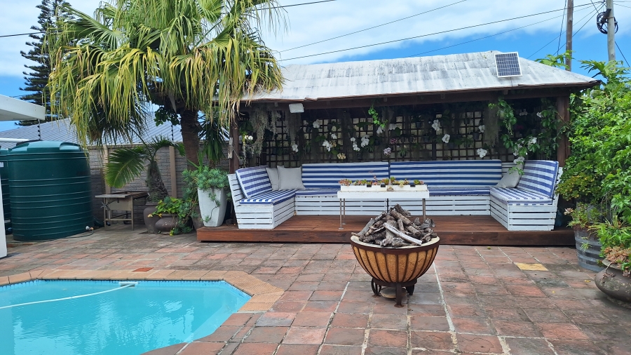 6 Bedroom Property for Sale in Gonubie Eastern Cape